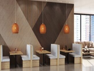 Modern café met houten wandbekleding en hanglampen
