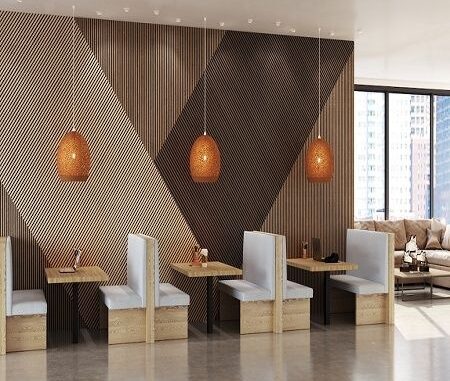Modern café met houten wandbekleding en hanglampen
