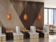 Modern café met houten wandbekleding en hanglampen