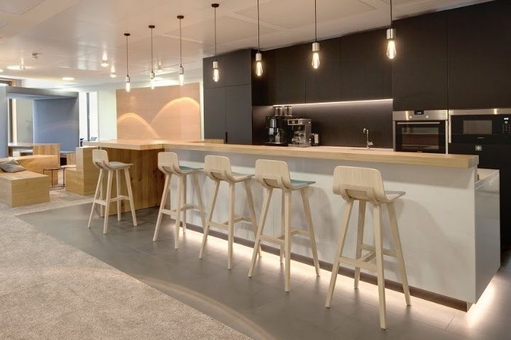 Moderne koffiebar op kantoor met lange balie en barkrukken